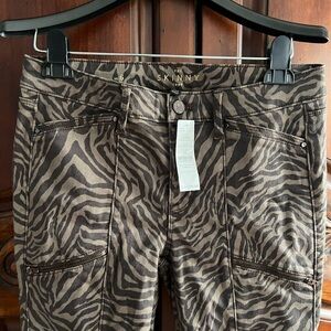WHBM mid rise zebra cropped jeans- size 6- NWT